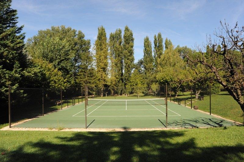Propriété verdoyante au coeur de la vallée du Luberon avec tennis et piscine
